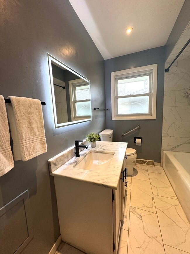 Building Photo - 3133 21st Pl