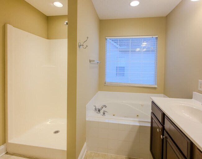 Building Photo - Knoxville 37931 - 4 bedroom 2.5 bath - call Ryan Fogarty 865-333-4840