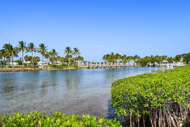 Building Photo - 755 Saturn St