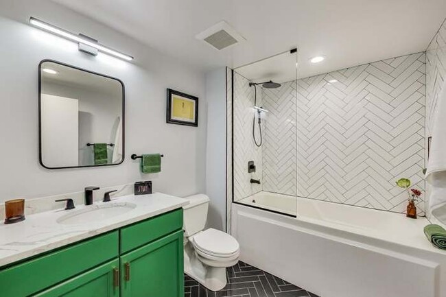 Remodel bathroom - 1000 W 15th St