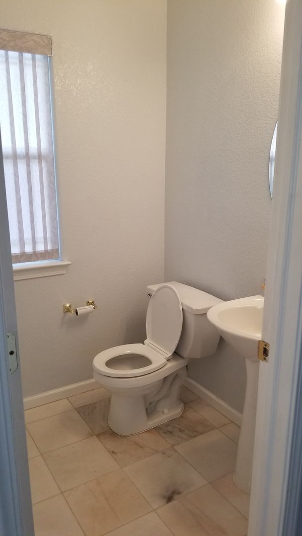 Building Photo - Beautiful 4 bedroom/2.5 bath South Davis Home!