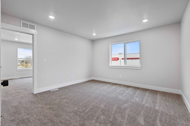 Building Photo - Awesome end unit 3 Bed 2.5 Bath townhome i...
