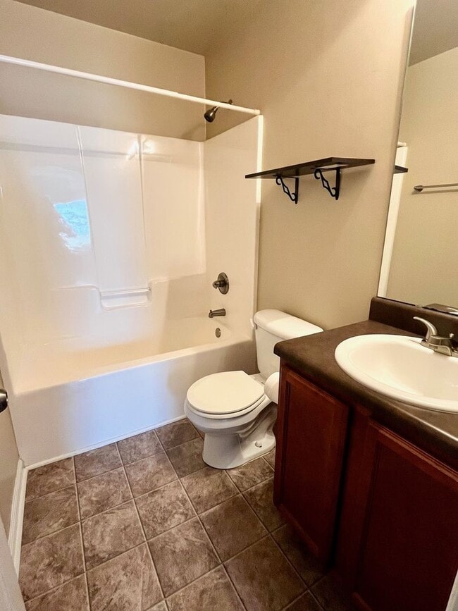 Building Photo - 3BR 3BTH Townhome with Screened patio and ...