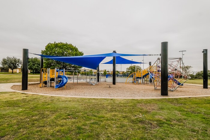 Building Photo - 305 Pebblebrook St