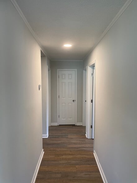 Building Photo - 5799 Sledge St