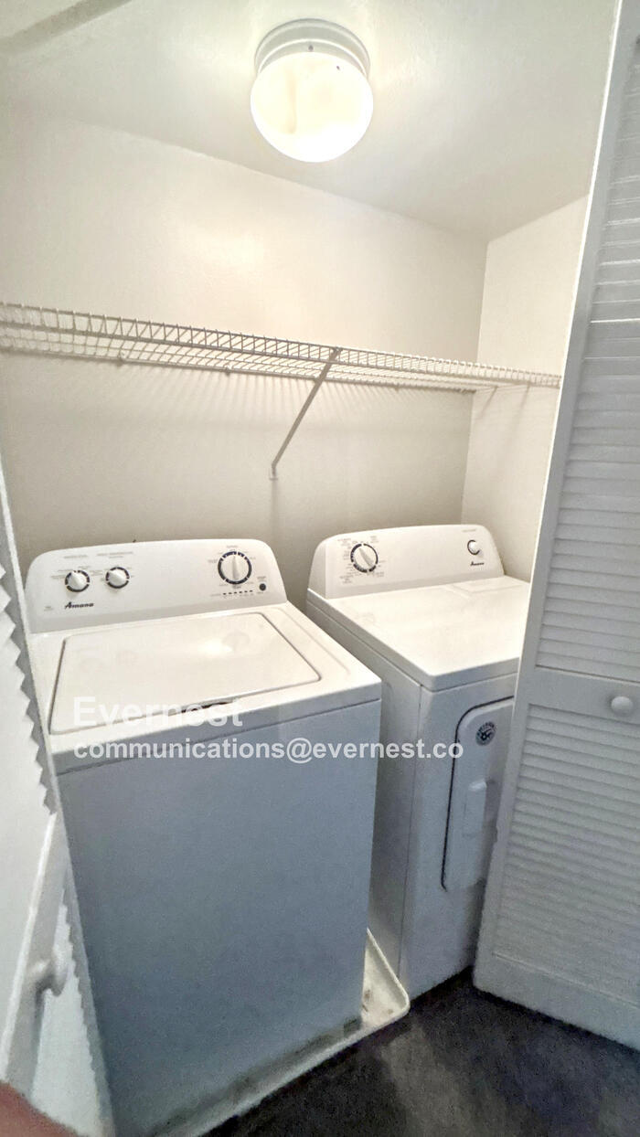 Building Photo - 5710 E Tropicana Ave