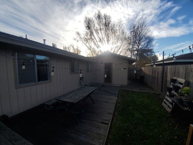 Building Photo - 3-bedroom home with remodeled kitchen and fenced backyard!