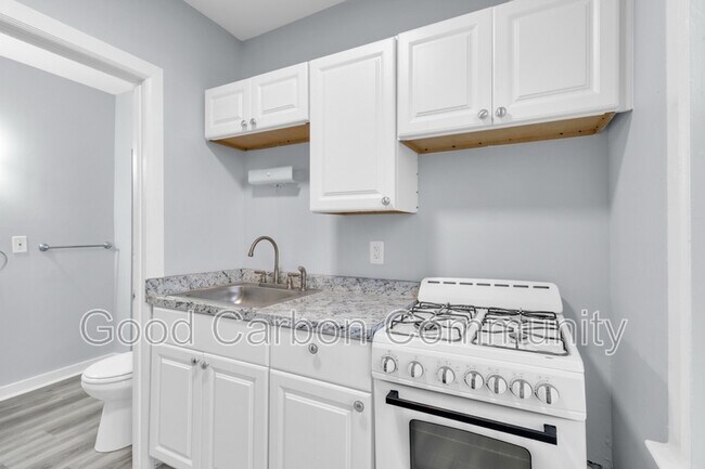 Building Photo - 131 Allen St