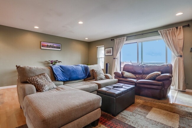 Building Photo - Welcome to this beautiful 1,042 sq. ft. condo offering modern comfort in a prime location!