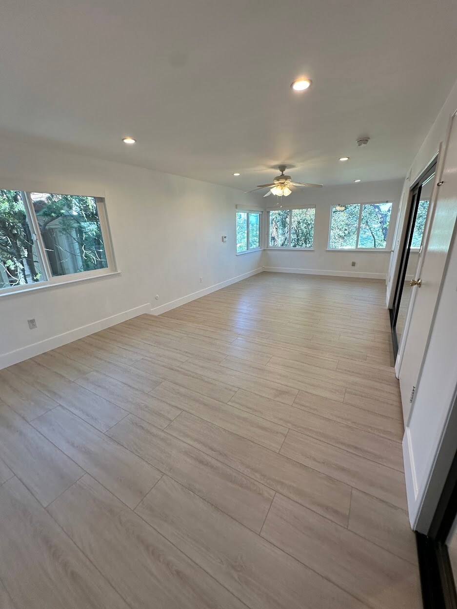 Building Photo - 10136 Hollow Glen Cir