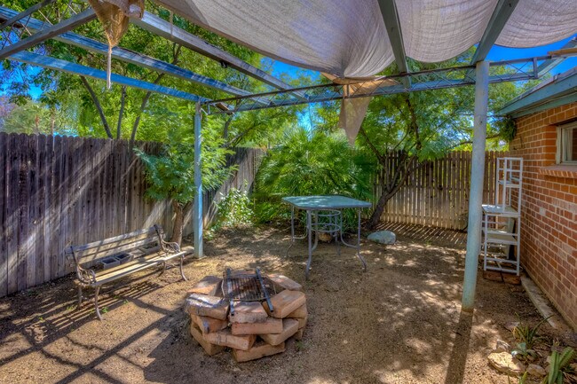 Building Photo - 2555 E Fort Lowell Rd