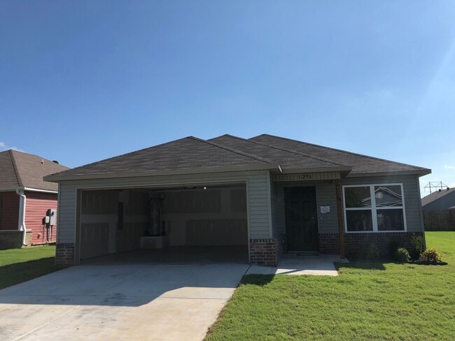 Building Photo - 3 bedroom 2 bath in Fayetteville minutes from Downtown