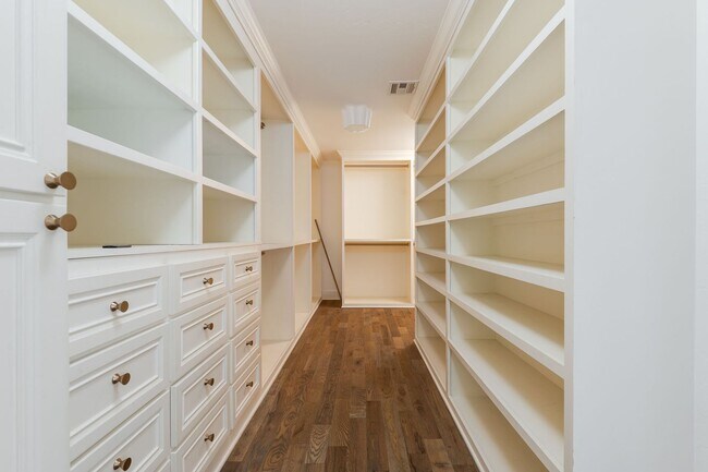 Building Photo - Beautiful Home in Nichols Hills + 3 bedrooms