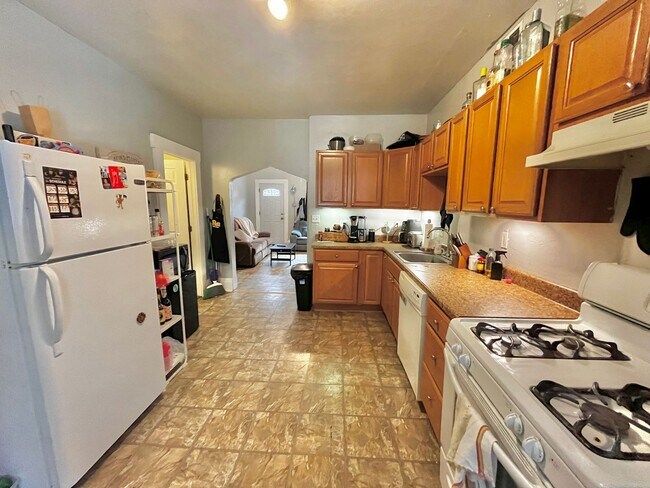 Building Photo - 4BED/3BATH In Southside - Laundry - Centra...