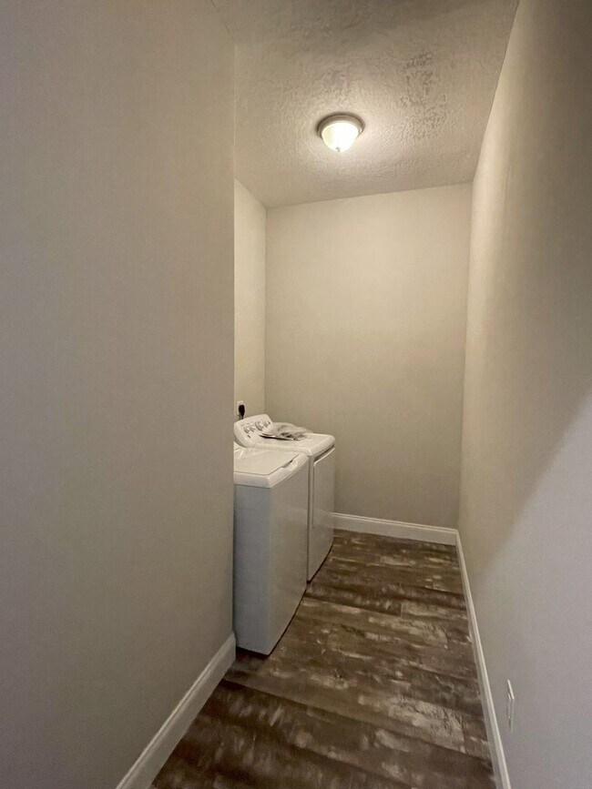 Building Photo - Lovely and Unique Custom-built Duplex Avai...