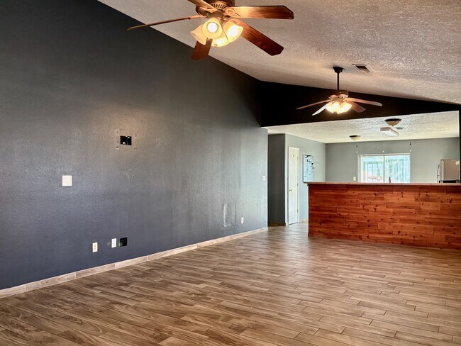 Building Photo - 3617 Cameo Dr