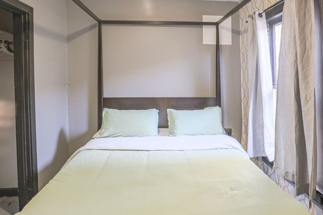 Building Photo - Fully Furnished Apartment in Historic Tracy Park