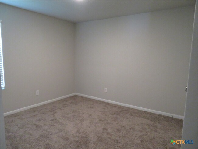 Building Photo - 554 Blue Stem Rd