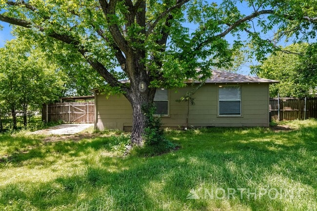 Building Photo - 2 BR/1BA | Newly Renovated Single Family Home |  Gated backyard