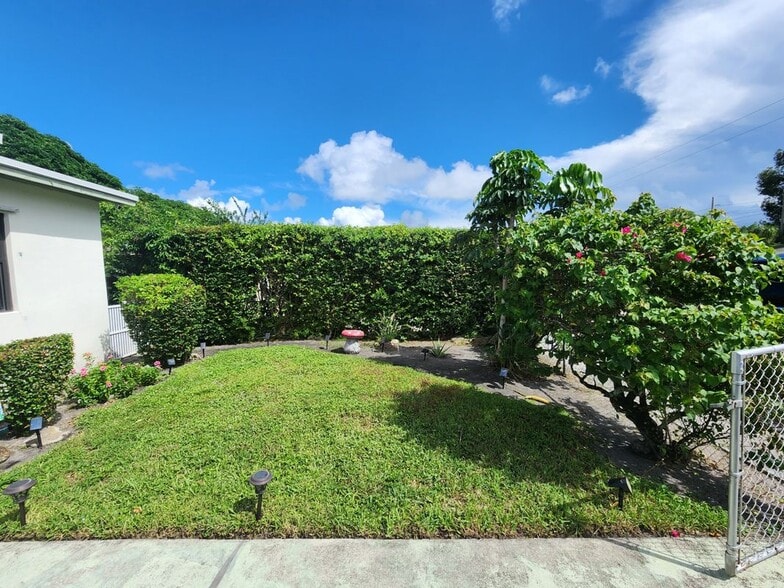 Building Photo - 664 W 2nd St