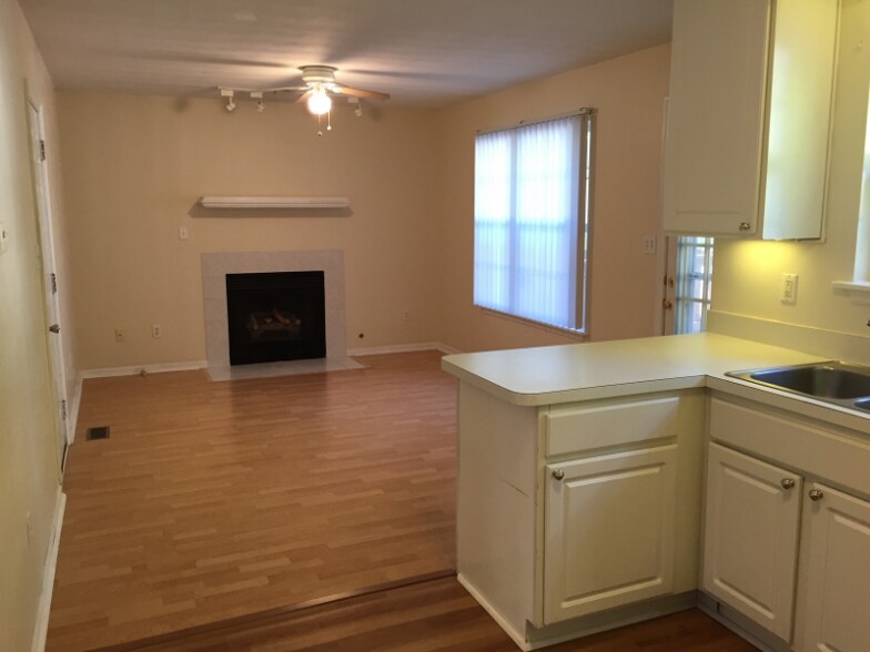 Building Photo - 1325 Oleander Ave