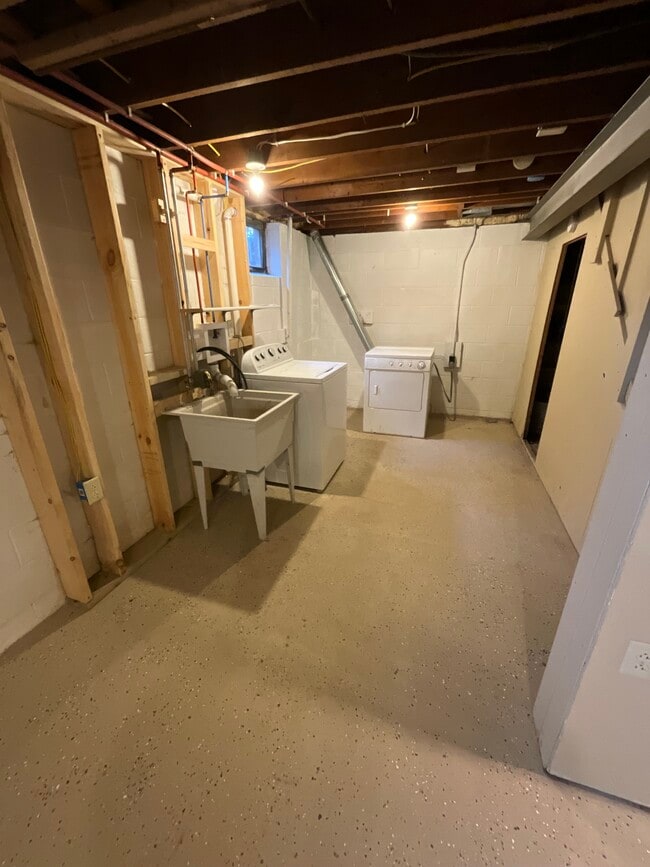 Building Photo - 1229 W Arrowhead Rd