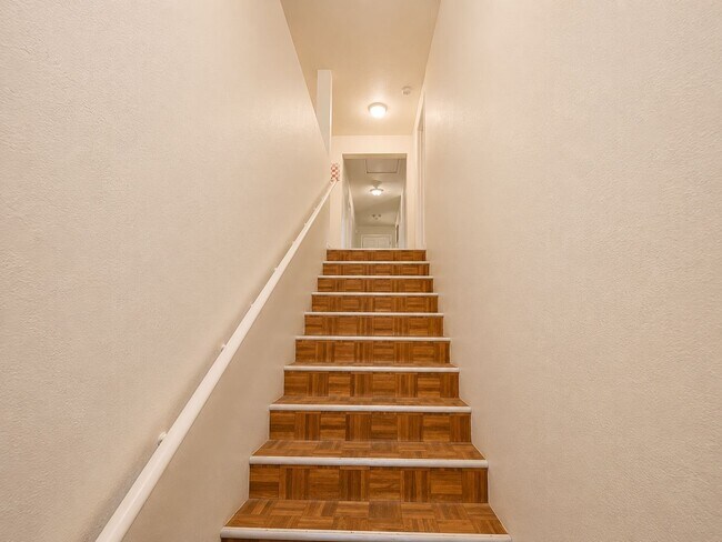 Building Photo - 546 E Delno Dr