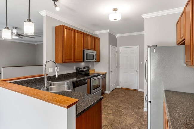 Building Photo - Beautiful 3-Bed, 3-Bath Home in Excellent ...
