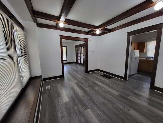 Building Photo - 523 W Maple Ave