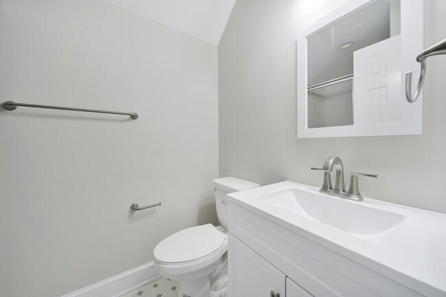 Building Photo - Beautiful Five Bed Three and Half Bath Hom...