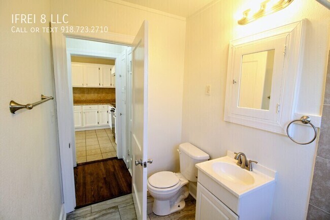 Building Photo - 2865 E Admiral Pl