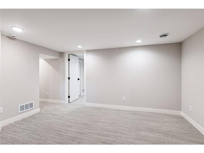 Building Photo - 238 8th Ave N