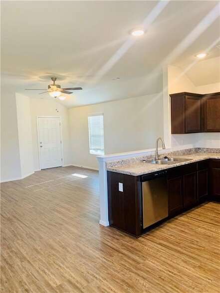 Building Photo - 936 E Bunting St