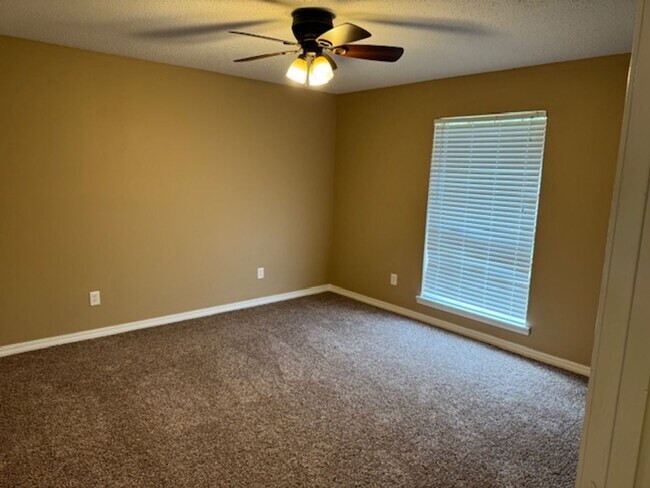 Building Photo - 5331 Lauri Ln