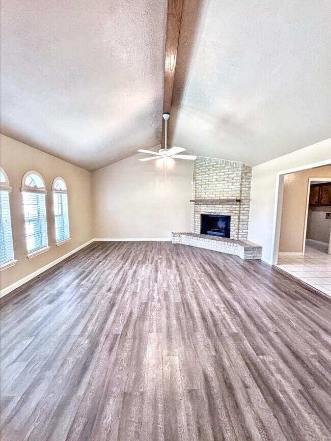 Building Photo - 3-Bedroom, 2-Bathroom Home in Convenient L...