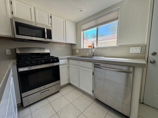 Building Photo - Beautiful Palm Desert Gem!