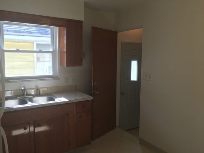 Building Photo - Central Air 2 Bedroom