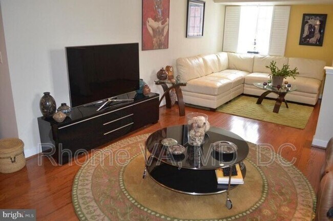 Building Photo - 4115 S Four Mile Run Dr