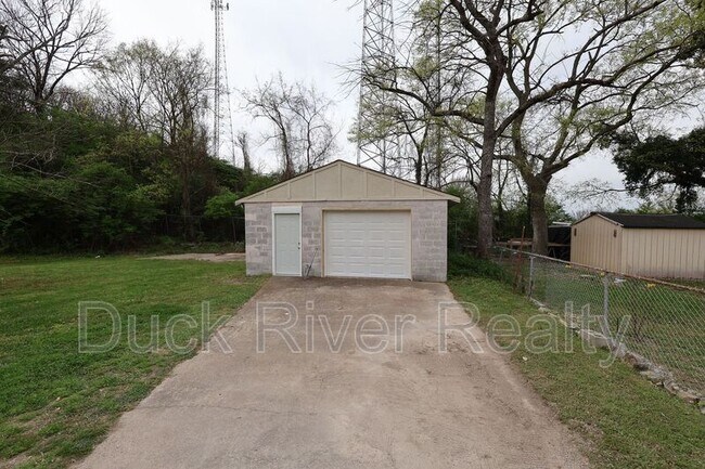 Building Photo - 504 W 6th St