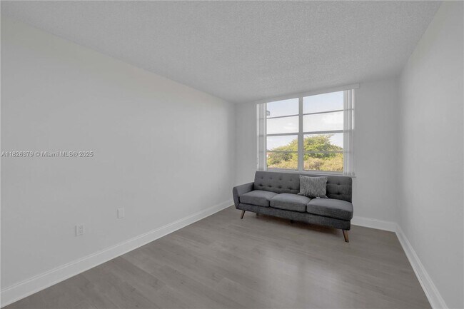 Building Photo - 13120 SW 92nd Ave