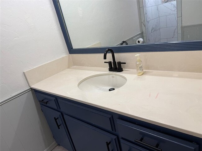 Building Photo - 1327 Canterbury Blvd