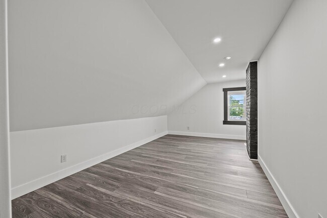 Building Photo - 941 E Whittier St