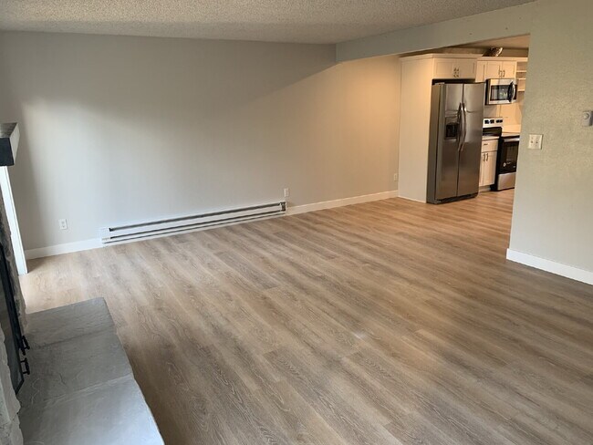 Building Photo - Townhome Available for Move-In!