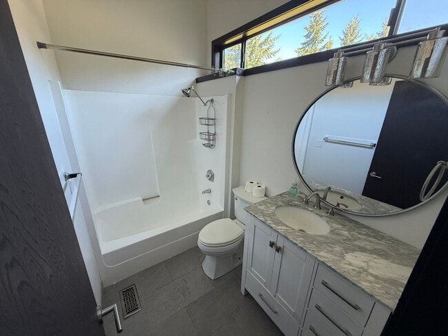 Building Photo - Beautifully Updated Spacious Townhome!