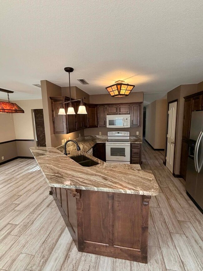 Building Photo - Beautiful Executive 3bd/2bath home in Joplin with fenced in yard / 2 car garage  and sunroom!!