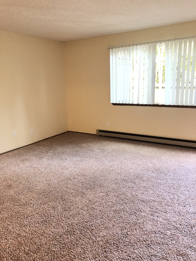 Building Photo - West Salem Townhome!