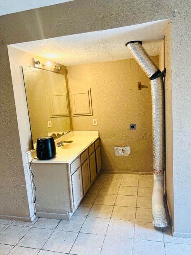 Building Photo - EFFICIENCY UNIT WITH TILE FLOORING THROUGHOUT