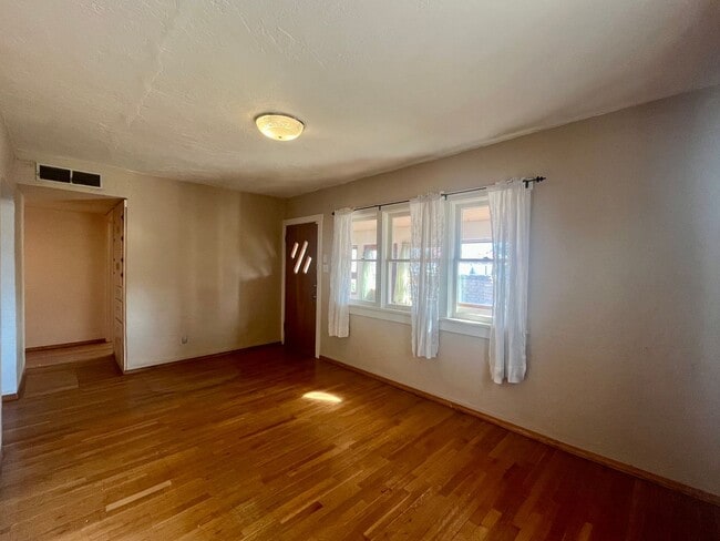 Building Photo - Pleasant 2 Bedroom 1 Bathroom Home In The Monkbridge Gardens Neighborhood!