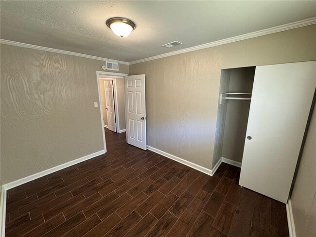 Building Photo - 401 Elmwood Dr