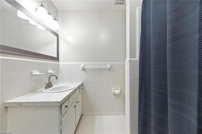 Building Photo - 707 Lipton Dr
